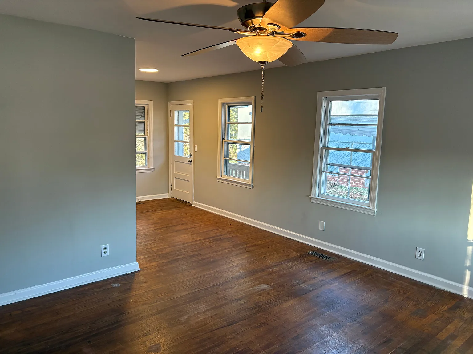 3 bed, 1.0 bath, 1039 sqft, $1,350 — Photo 3