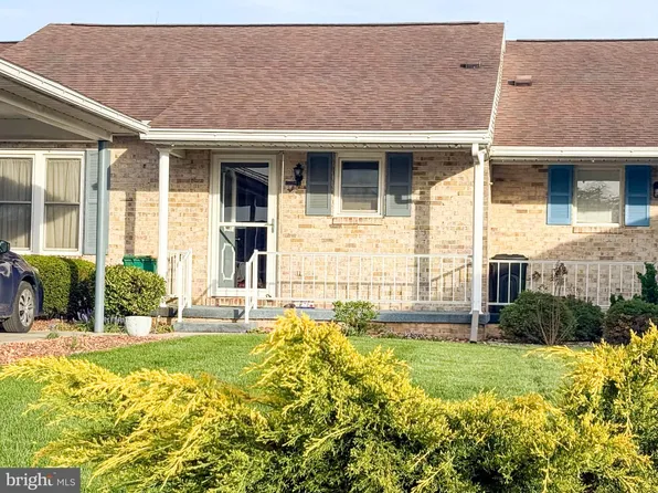 1084 Westgate Dr, Chambersburg, PA 17201