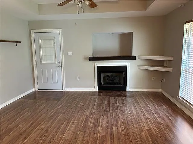105 S Gate Dr — Photo 2
