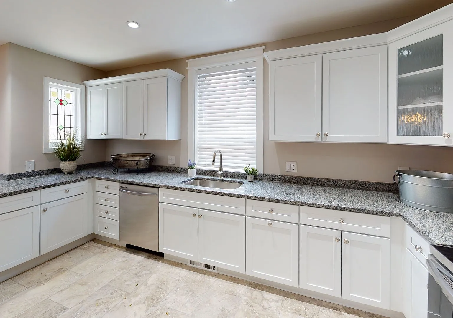 Waitlist for Aug2027Jul2028 Now Open! | 6BR/4BA in Fort Sanders | Walk to UTK, Law School & The S... — Photo 3
