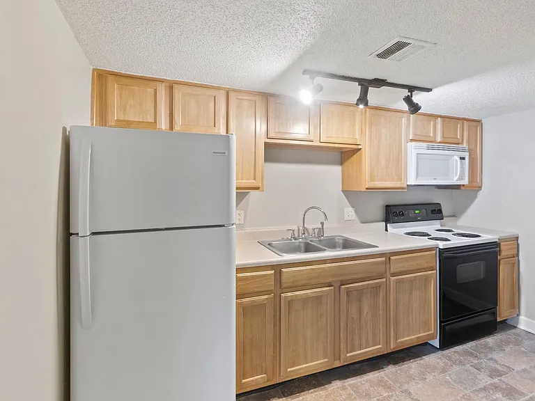 Balsam Avenue Apartments - The Courts — Photo 13