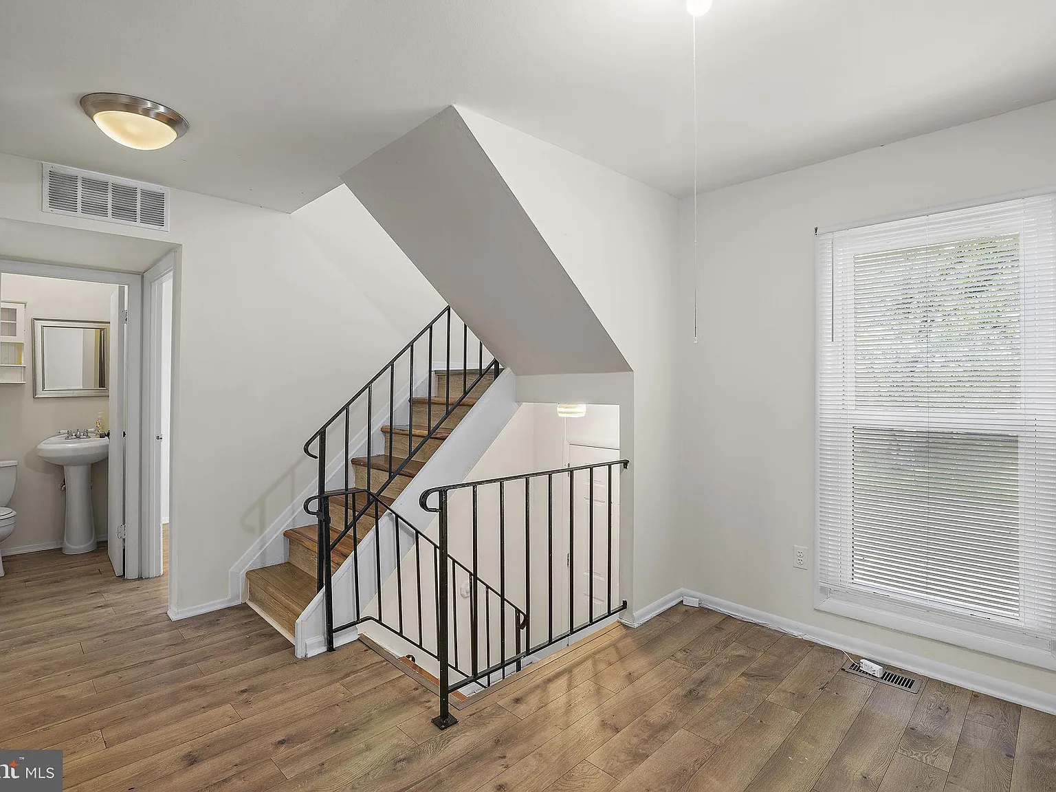6 bed, 2.5 bath, 1681 sqft, $2,300 — Photo 3