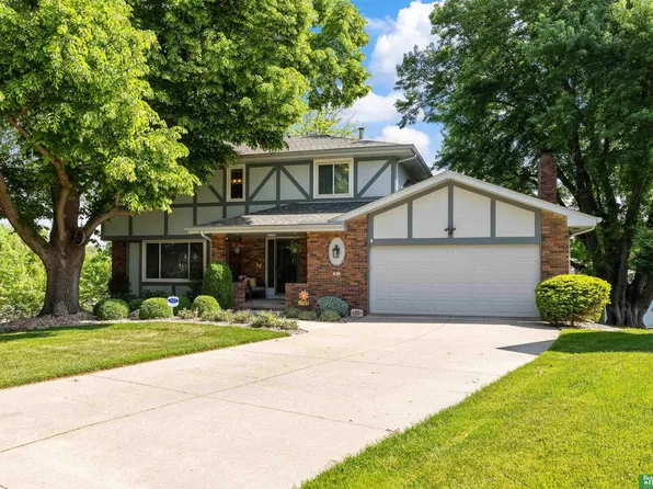 1811 S 167th Avenue Cir, Omaha, NE 68130