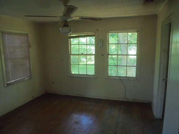 2nd image of 208 Earl St