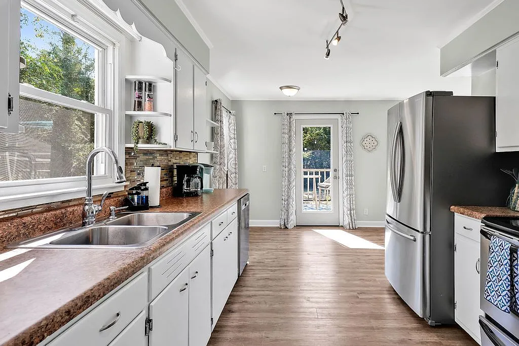 2 bed, 1.0 bath, 1350 sqft, $2,100 — Photo 3