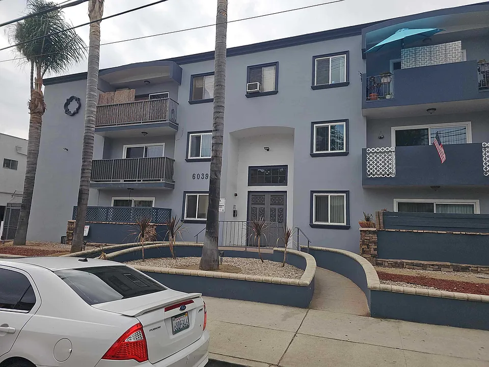 Whitsett Ave