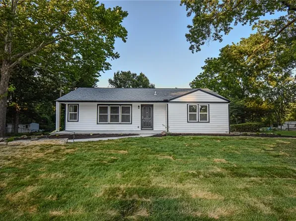 525 S Bluegrass Dr, Bonner Springs, KS 66012