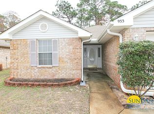 933 Lajolla Ln, Mary Esther, FL 32569