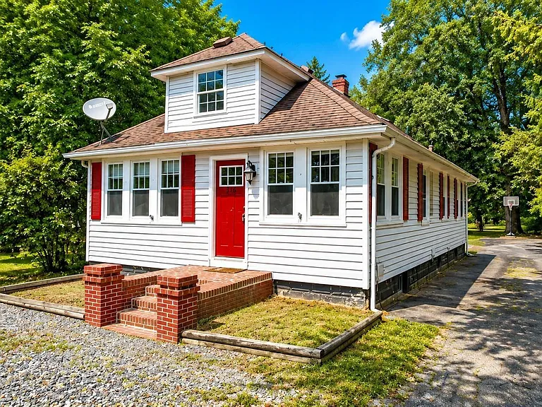 316 Pitney Rd — Photo 2