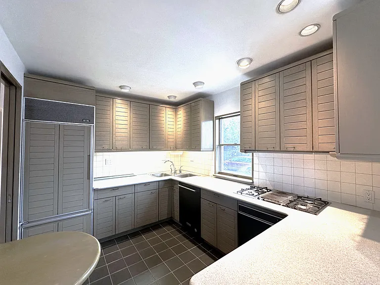 66-05 Dartmouth St #1 — Photo 1