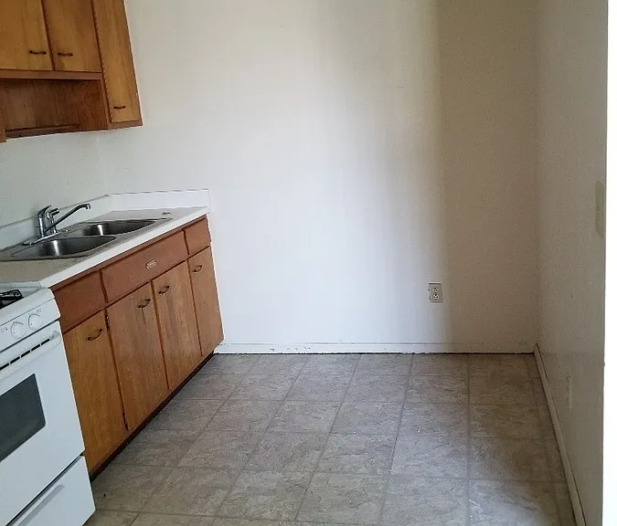 207 Van Nest St #3 — Photo 4