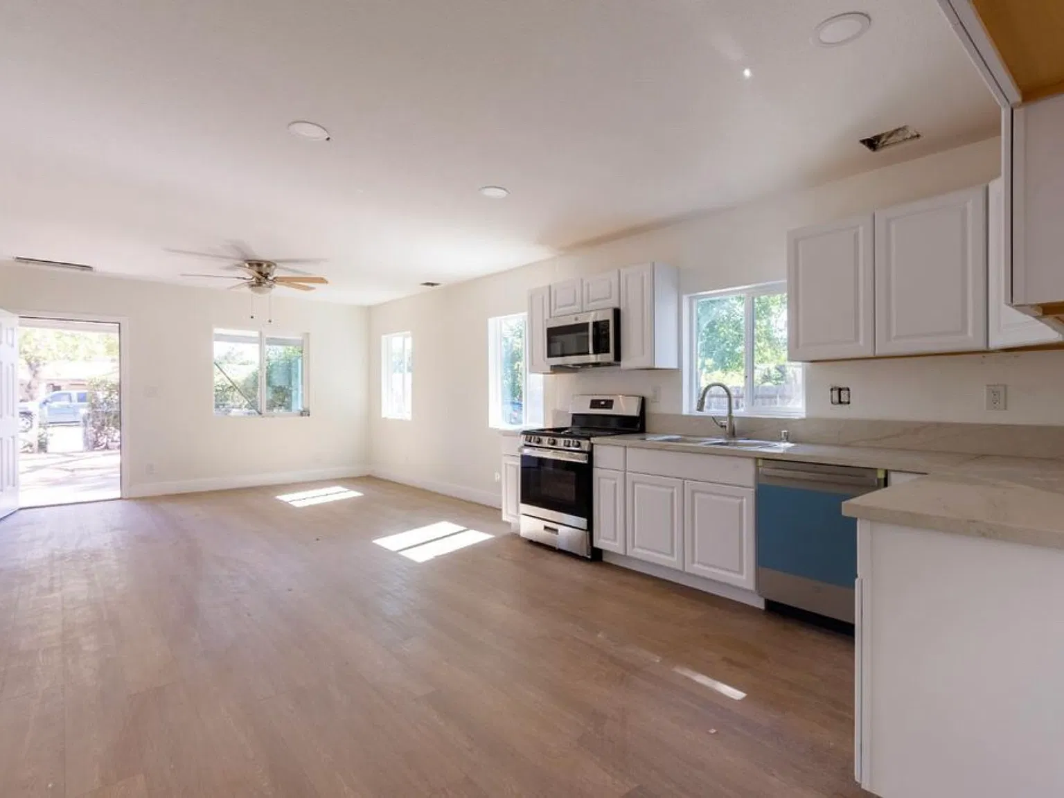 4 bed, 1414 sqft, $2,780 — Photo 3