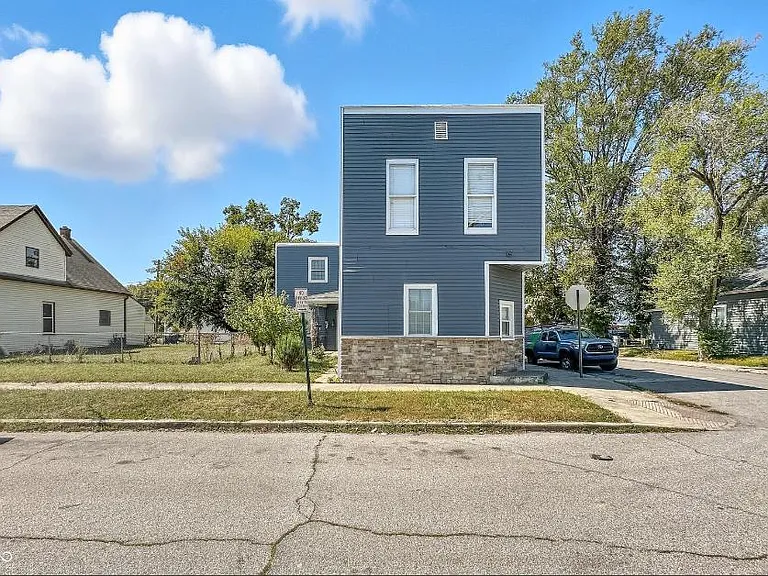 1902 S Delaware St — Photo 1