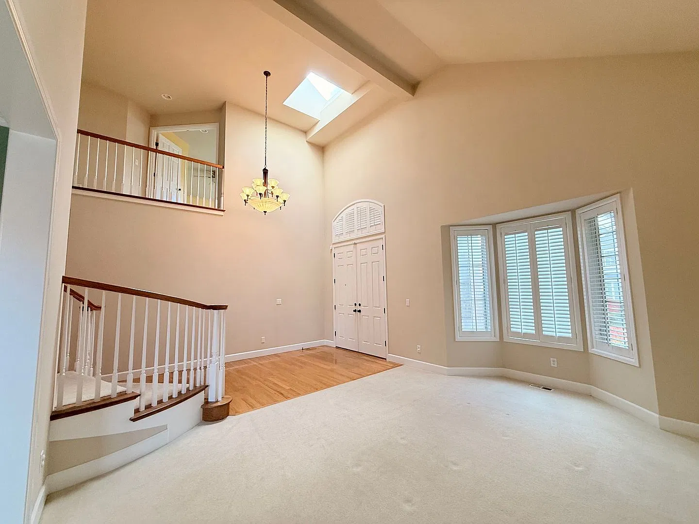 Stunning 4-Bedroom Sammamish Home with Den, & Bonus Room — Photo 2