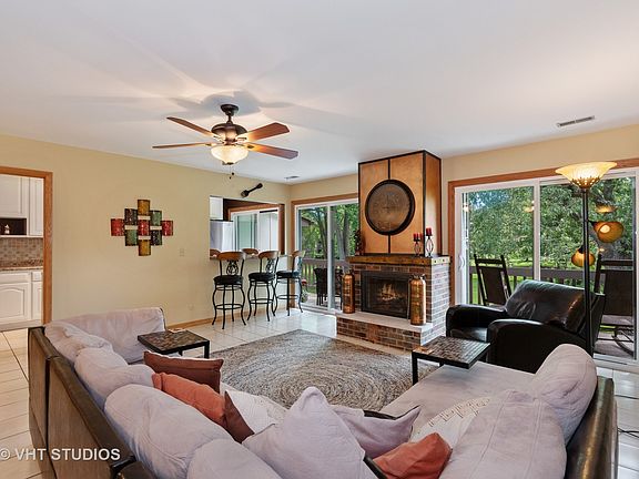 3rd image of 29W390 Emerald Green Dr #33