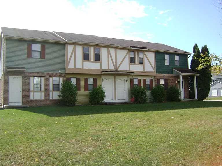 2752-2758 Scarlet Oak — Photo 1