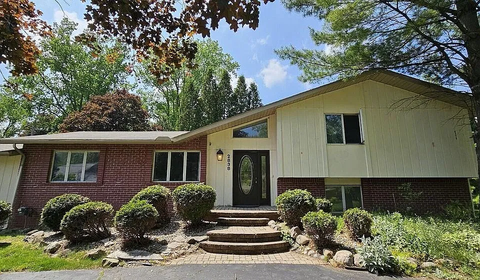 2838 Birchena Cres