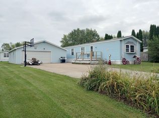 N5922 Derby Ln, Cecil, WI 54111
