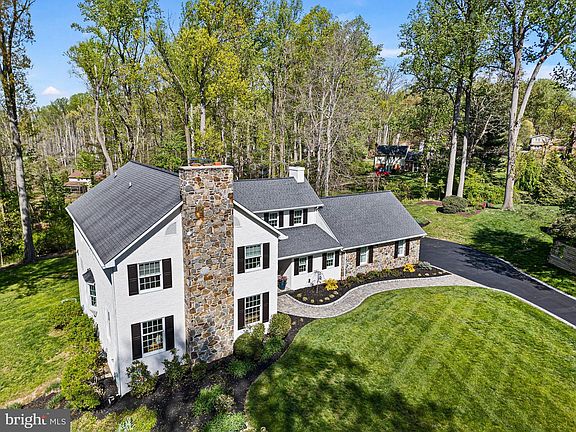 5th image of 404 Hawthorne Ct E