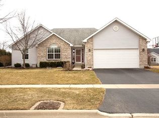 314 E Maplewood Dr, Sycamore, IL 60178