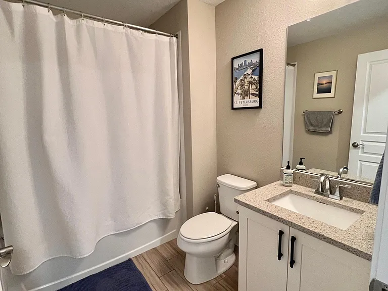 Secondary bathroom with full bath tub