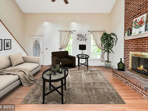 Family Room w/virtual staging