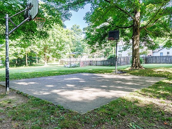 3rd image of 840 Carriage Hill Dr