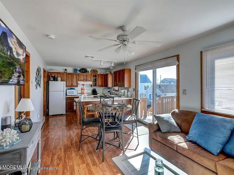 2210 Central Ave #UPSTAIRS — Photo 6