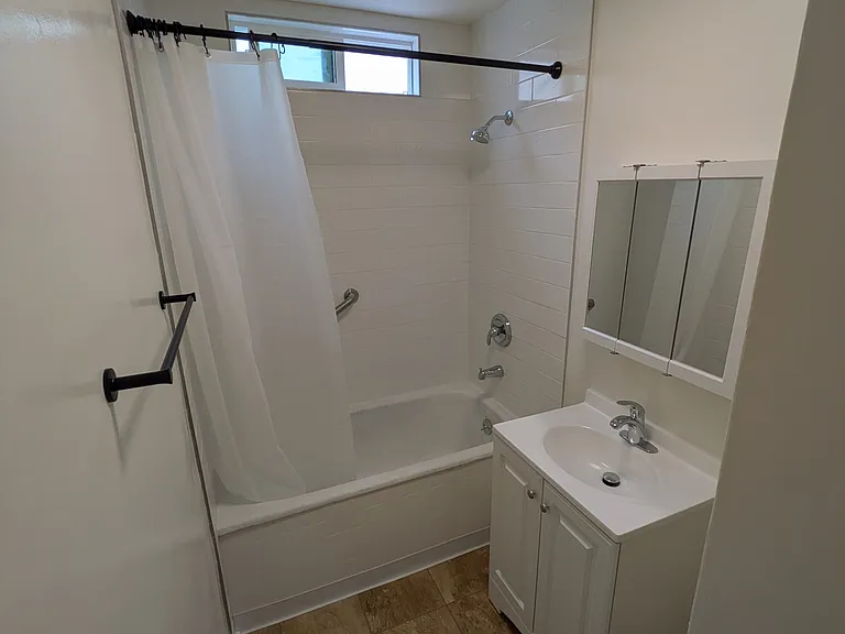 1051 1/4 N Ardmore Ave — Photo 10