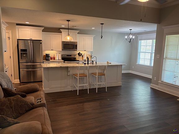 3rd image of 400 Avington Chase