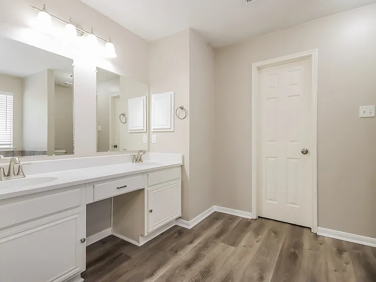 18450 Hollow Oaks Cir — Photo 14