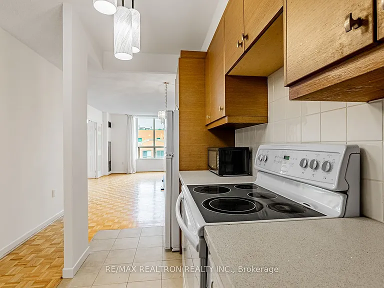 284 Bloor St W #903 — Photo 4