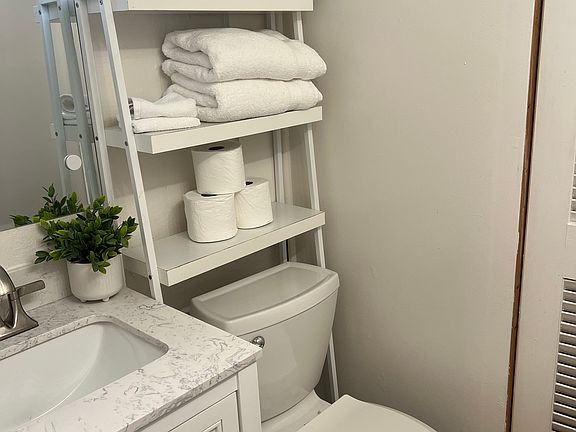 4th image of 2458 Chestnut Ave #3