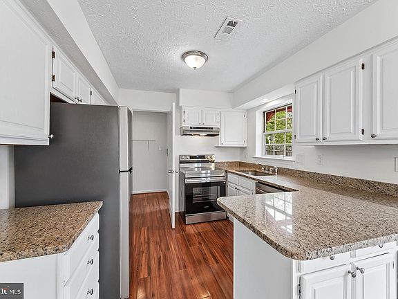 2nd image of 1215 Ashmead Sq