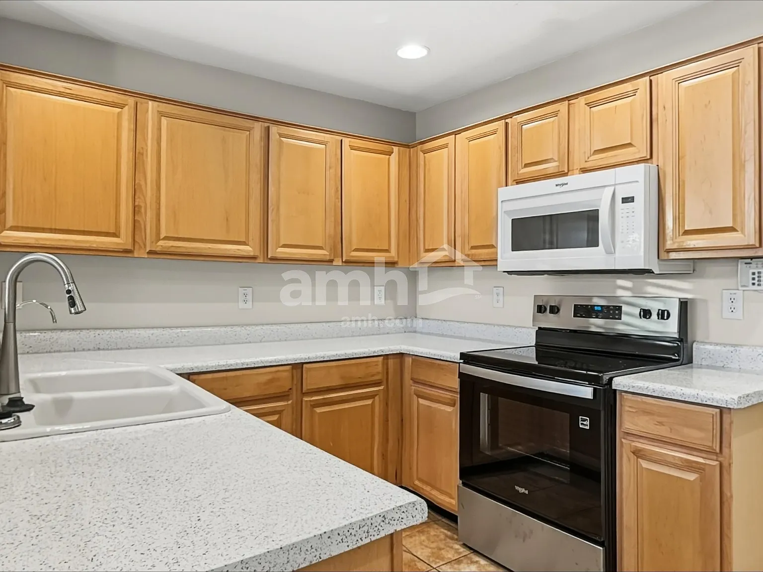 4 bed, 2.5 bath, 2071 sqft, $2,200 — Photo 3