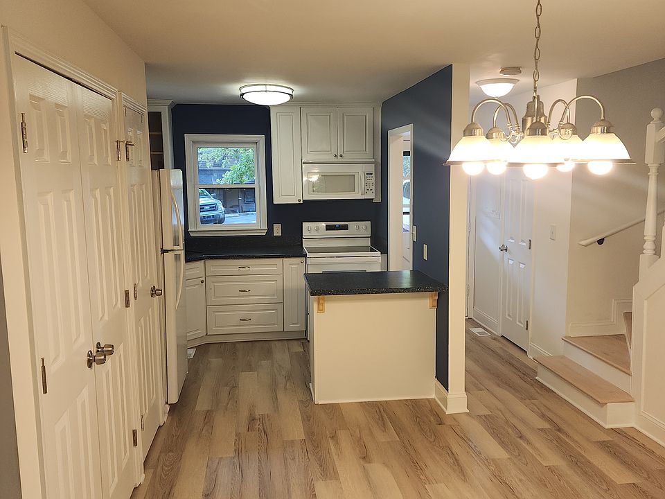 VIEW FROM LIVING ROOM
KITCHEN
