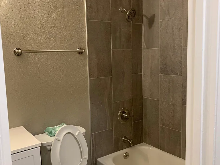 Guess Bathroom 2