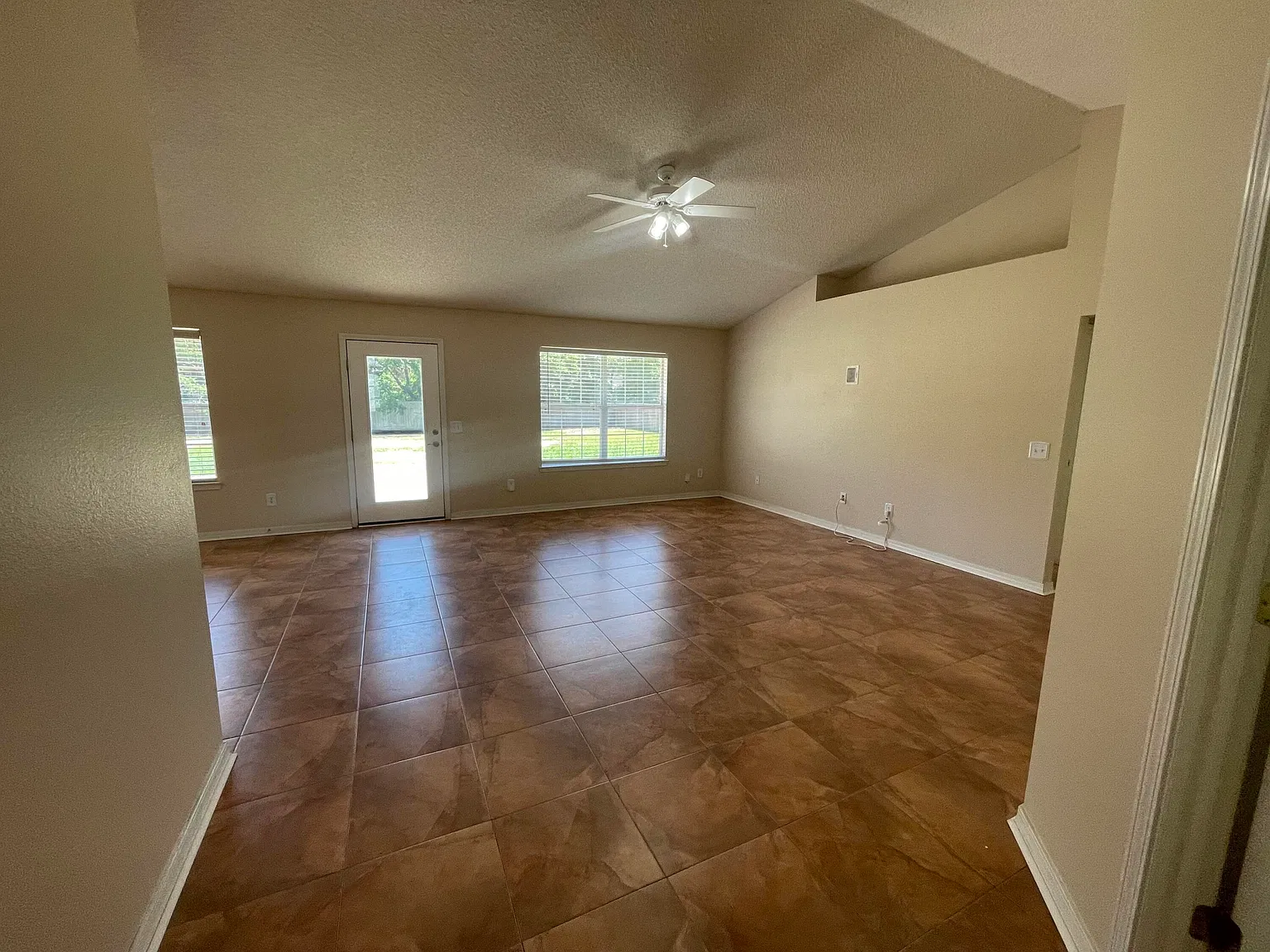 4 bed, 1800 sqft, $2,500 — Photo 2