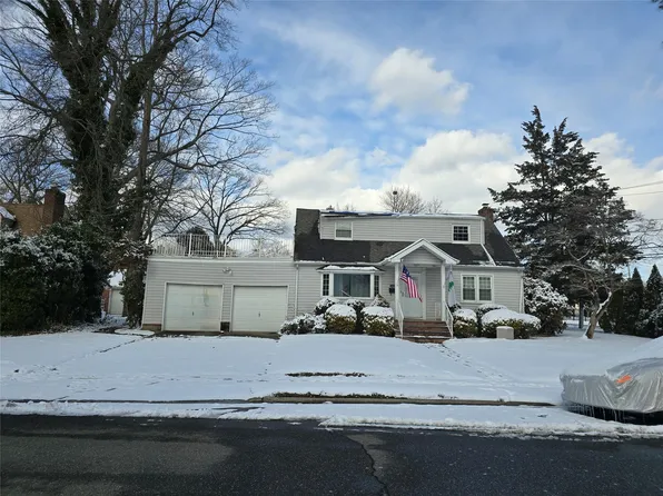 201 Elm Street, Roslyn Heights, NY 11577