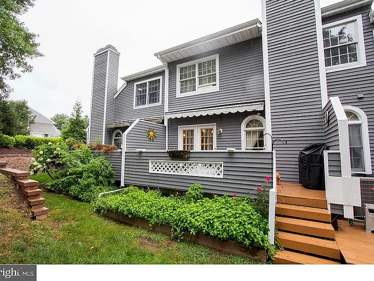 141 Summerhill Ct — Photo 16
