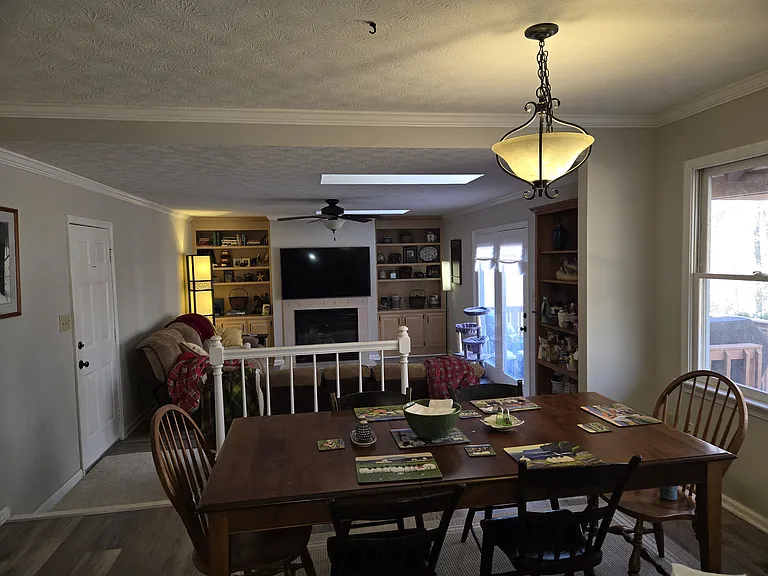 breakfast nook & family rm