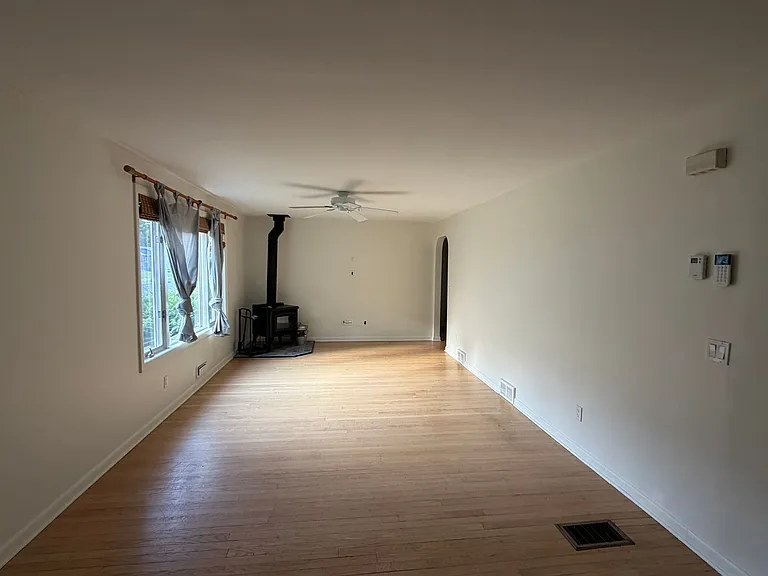 135 Morningview Dr — Photo 2