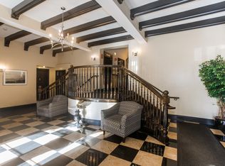 426 W. Surf, Chicago, IL 60657