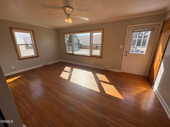 1329 N 14th St, Bismarck, ND 58501