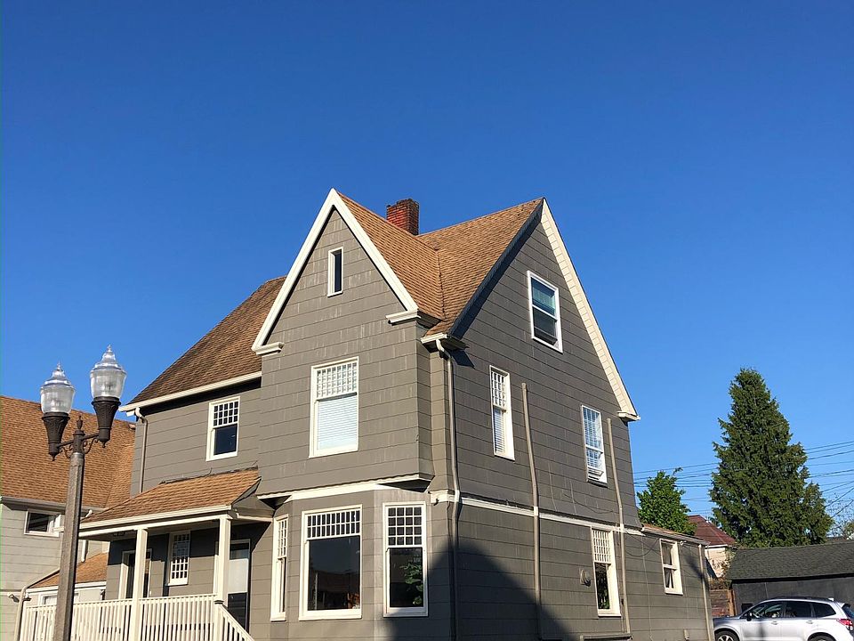 This duplex has full access to the second and third levels of this home. Access is on the front of the home and on the back via the stairs.