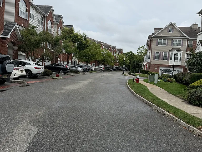 32 Lyon Ct — Photo 3