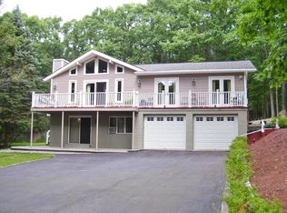 261 Oak Hill Rd, Hawley, PA 18428