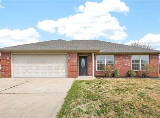 500 Eagle Dr, Gravette, AR 72736