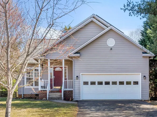 1095 Highlands Dr, Charlottesville, VA 22901