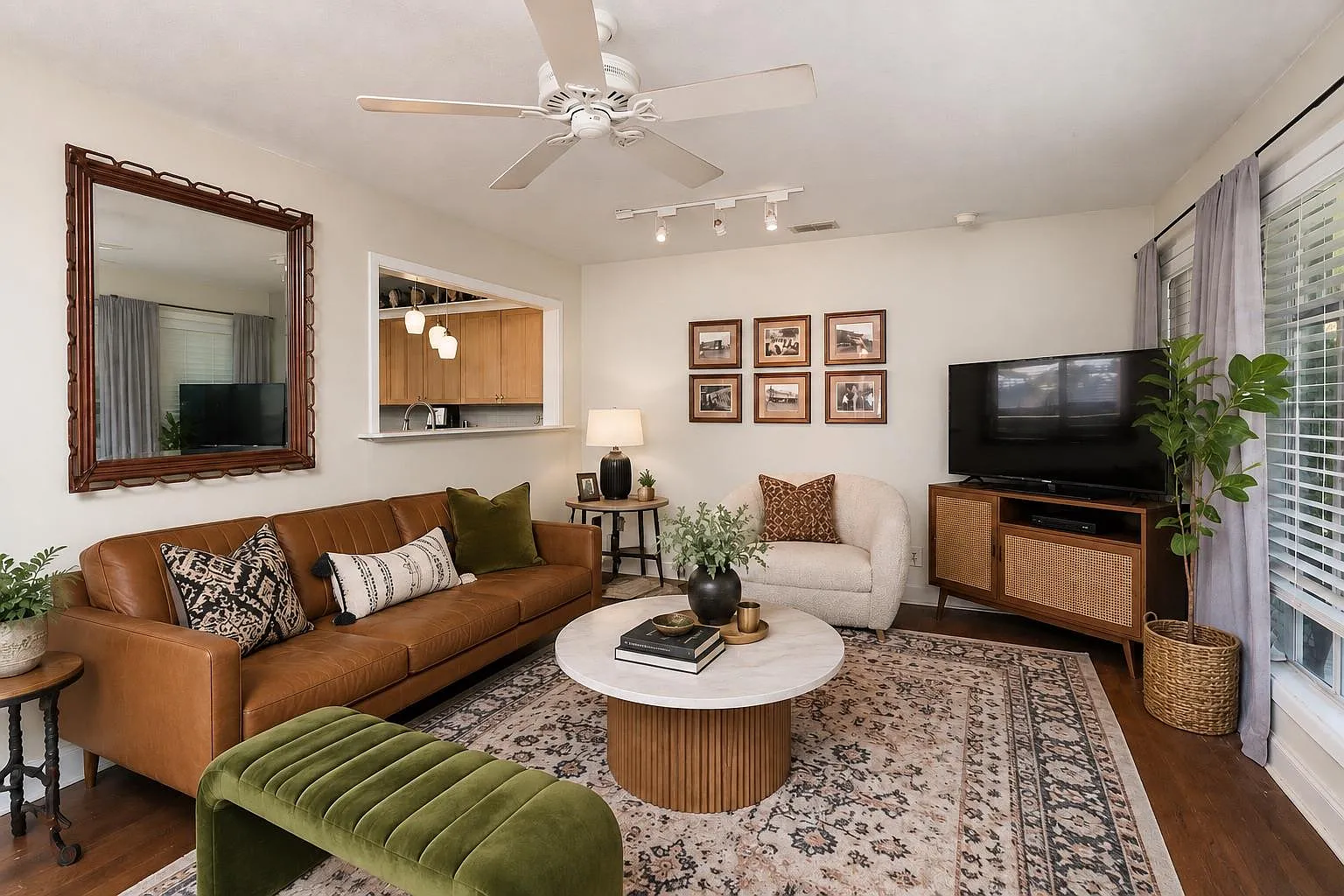 3 bed, 1.0 bath, 1030 sqft, $2,600 — Photo 2
